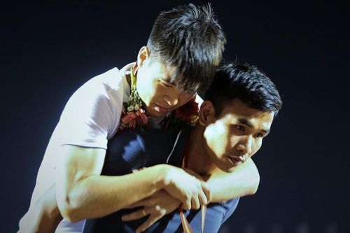 Duy Mạnh đau đớn khi được cõng lên nhận huy chương Siêu cúp