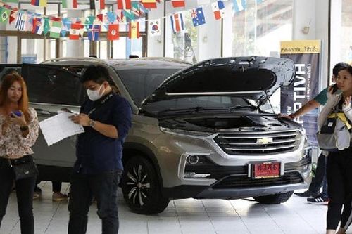 Người dân Thái ùn ùn kéo nhau đi mua xe Chevrolet giá rẻ