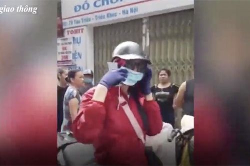 Ngang ngược khi không nhường đường cho xe rác, 'nữ ninja' nhận kết đắng