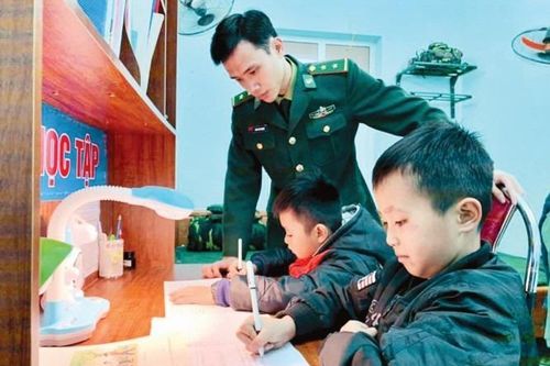 Những người cha tận tâm nơi biên giới