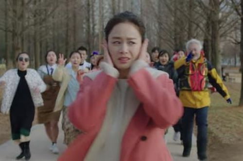Phim mới của Kim Tae Hee tạm ngừng quay vì nhân viên nghi nhiễm Covid-19