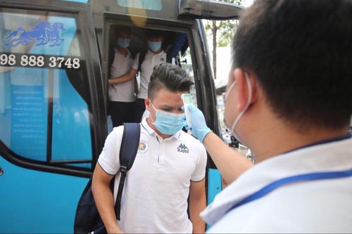Quang Hải đeo khẩu trang, đo thân nhiệt trước trận Siêu cúp Quốc gia