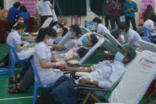 Công nhân, người lao động hiến máu tình nguyện