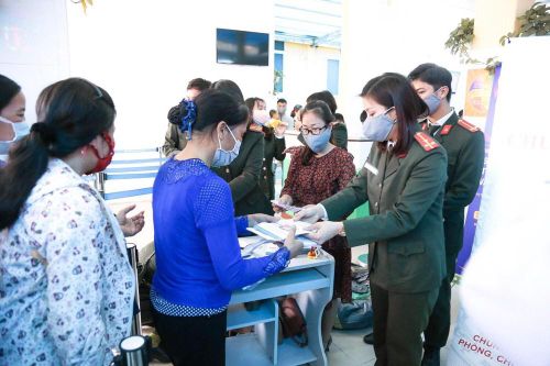 Tặng khẩu trang cho bệnh nhân Bệnh viện Việt Đức