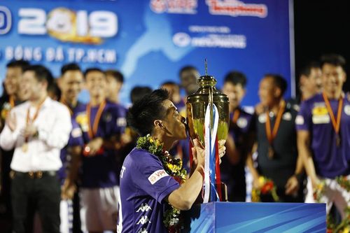Văn Quyết hôn Siêu Cup, Duy Mạnh được cõng lên nhận giải