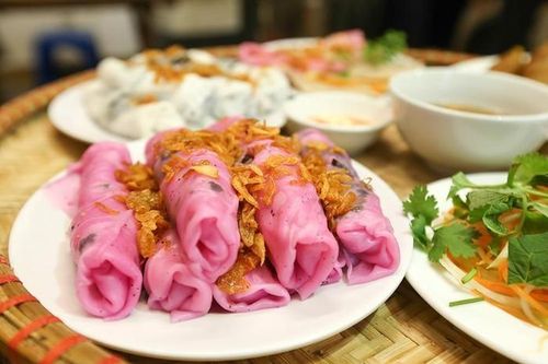 Độc đáo bánh cuốn thanh long hút khách Hà Nội