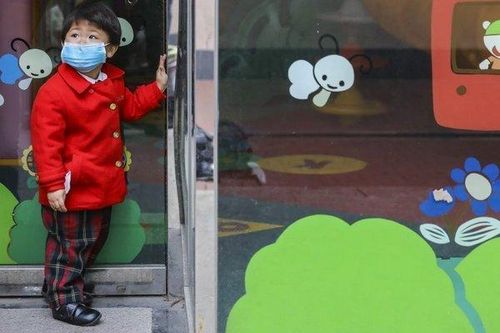 Phụ huynh học sinh Hong Kong 'vật lộn' với dịch Covid-19