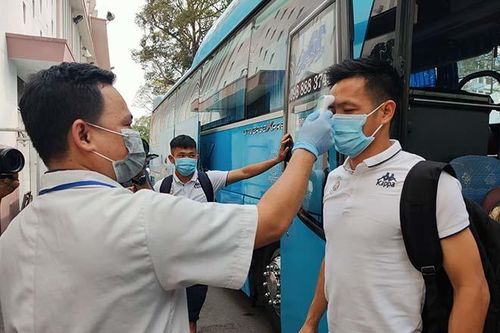 Siêu cúp Quốc gia: Cầu thủ, CĐV đeo khẩu trang, đo thân nhiệt