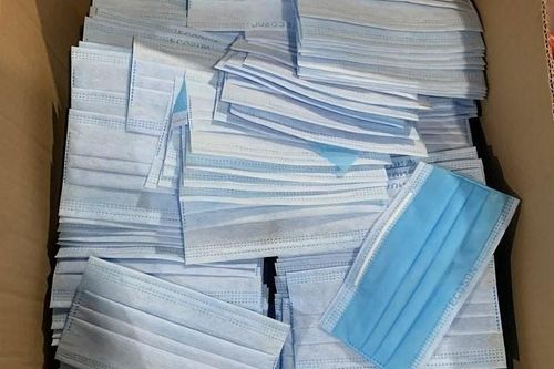 Niêm phong xưởng sản xuất khẩu trang không phép tại Đồng Xoài