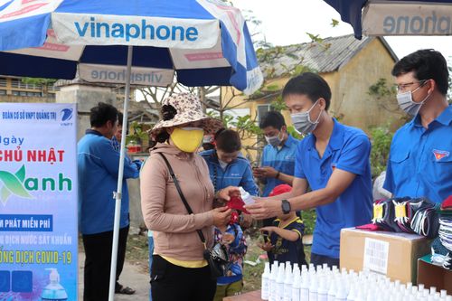 VNPT Quảng Trị phát nước rửa tay sát khuẩn và khẩu trang miễn phí tại Gio Linh