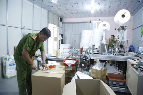 Lại phát hiện xưởng sản xuất khẩu trang y tế không phép