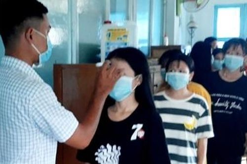 Đo thân nhiệt cho học sinh nội trú sau kỳ nghỉ trở lại trường