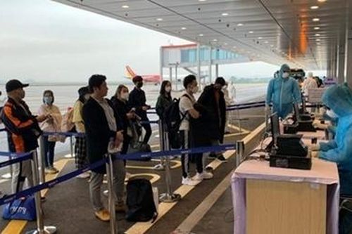 Trắng đêm làm thủ tục tiếp nhận 5 chuyến bay từ Hàn Quốc về Vân Đồn, Cần Thơ