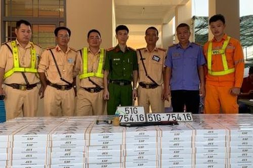 Bắt gần 25.000 gói thuốc lá lậu trên đường cao tốc
