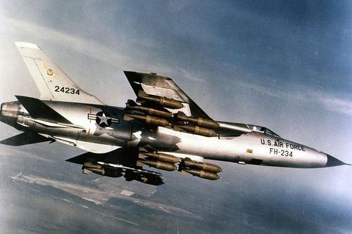 'Thần sấm' F-105 Mỹ may mắn sống sót sau khi bị MiG-21 Việt Nam bắn nát đuôi