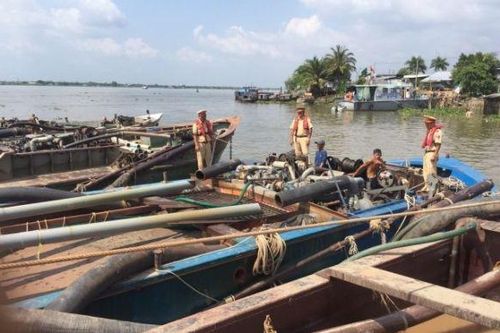 20 tàu khai thác cát trái phép trên sông bị phát hiện, xử lý trong một ngày
