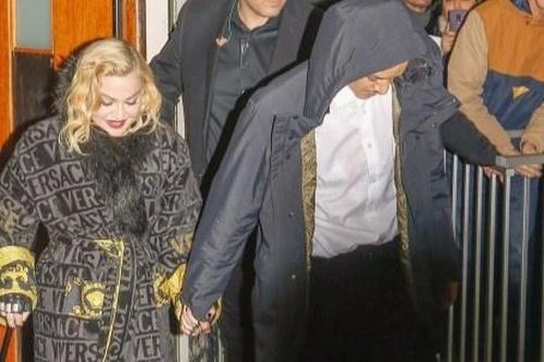 Madonna chống gậy, nắm tay bạn trai kém 36 tuổi