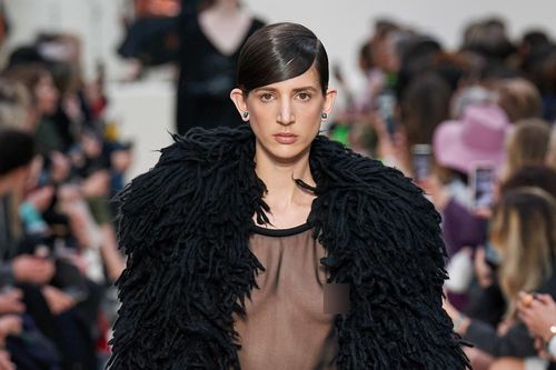 Dàn mẫu ngực trần diễn catwalk