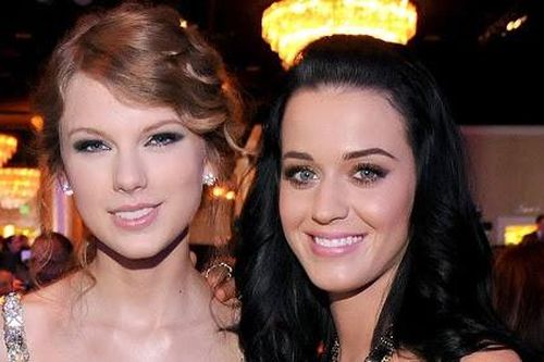 Katy Perry thường xuyên nhắn tin với Taylor Swift