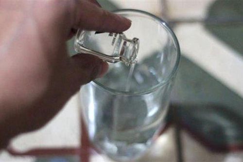 Vợ đòi ly hôn, chồng pha thuốc diệt chuột tự tử cùng con