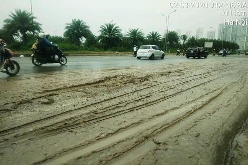 Bùn đất tràn đường gom Đại lộ Thăng Long