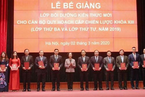 Bế giảng lớp bồi dưỡng 86 cán bộ quy hoạch cấp chiến lược