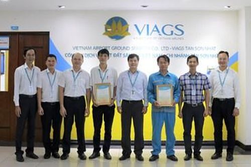 Hai nhân viên vệ sinh máy bay Vietnam Airlines trả lại tài sản gần 200 triệu đồng cho hành khách