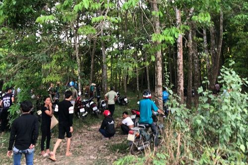 Người đàn ông tử vong trong tư thế treo cổ trên cột điện