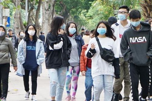Đường lại tấp nập, quán hàng đông đúc, người dân Hà Nội có lơ là phòng Covid - 19?