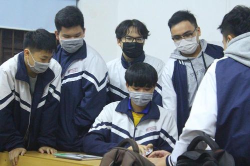 Nhiều nơi học sinh THPT quay lại trường