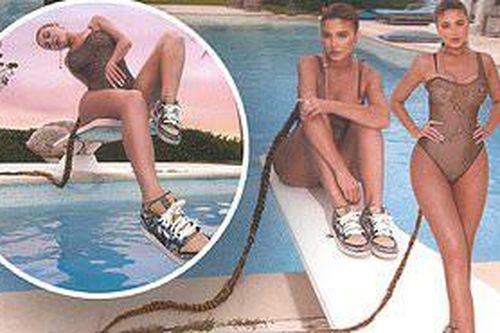 Kylie Jenner diện áo tắm tôn dáng nảy nở và vòng 3 ngoại cỡ