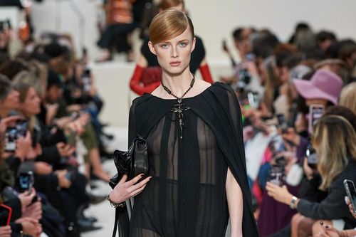 Dàn mẫu khoe trọn ngực trần catwalk trong show Valentino