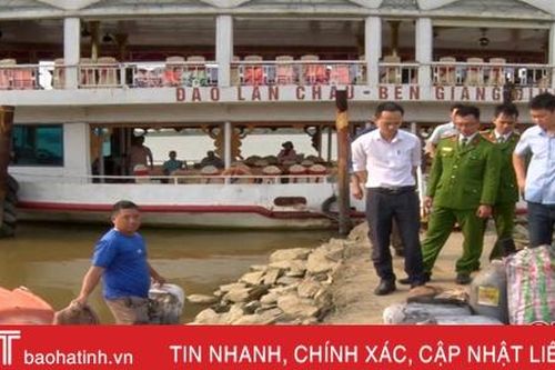 Nghi Xuân xử lý hơn 25 lít dầu thải bên bờ sông Lam