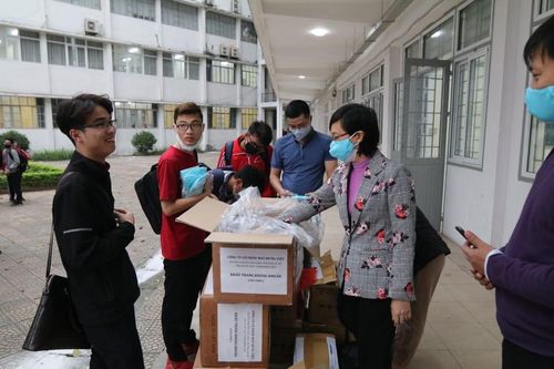Học sinh, sinh viên trở lại trường sau đợt nghỉ do dịch COVID-19