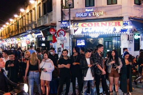 Phố cổ Hà Nội 'bỏ quên' công tác phòng dịch COVID-19, dù vẫn nhộn nhịp cuối tuần