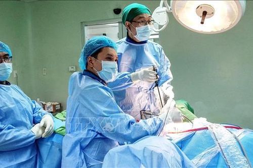 Phẫu thuật lấy đầu đạn nằm trong cơ thể cựu chiến binh 51 năm