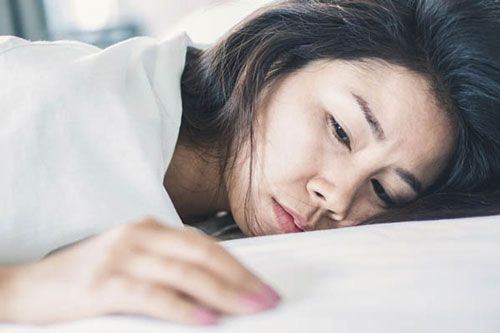 Thấy tôi được mẹ chồng cơm bưng nước rót, em chồng căm hận gửi tặng 1 cái nạng và loan tin thất thiệt về tôi cho cả họ hàng
