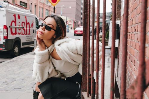 Minh Tú khoe vòng eo bé xíu, diện croptop giữa tiết trời lạnh giá New York