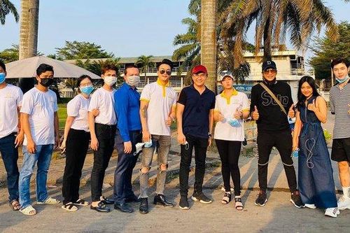 Nhạc sĩ Minh Khang đăng ảnh đi ăn cưới giữa mùa dịch Covid-19, bà xã Thúy Hạnh nhắn nhủ: 'Về ăn cơm vợ nấu'