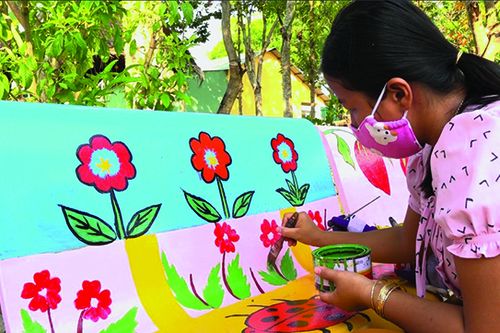 Đẹp mắt với những chiếc ghế đá đầy hình ảnh và màu sắc