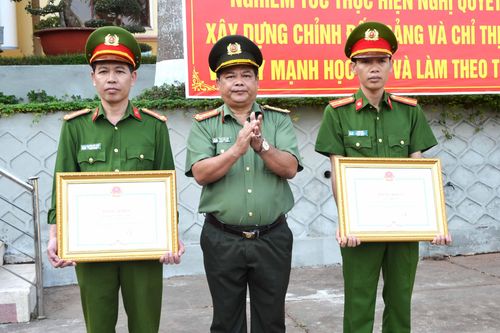 Tặng Bằng khen cho tập thể, cá nhân có thành tích đột xuất trong đấu tranh trấn áp tội phạm