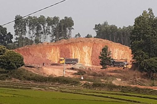 Đất 'tặc' hoạt động rầm rộ - chủ mỏ đất hợp pháp gặp khó khăn