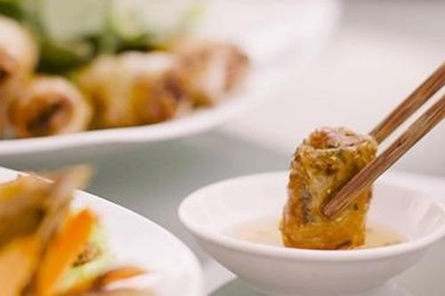 Cần thay đổi thói quen dùng chung bát nước chấm để phòng dịch bệnh COVID-19