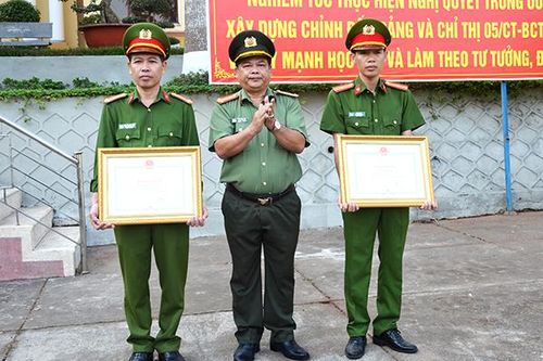 Trao Bằng khen cho các tập thể cá nhân công an tỉnh Gia Lai