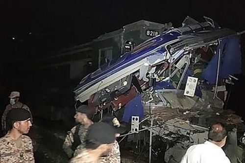 Tàu hỏa đâm xe buýt, ít nhất 18 người thiệt mạng