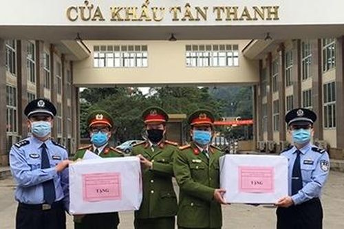 Công an Lạng Sơn tặng khẩu trang cho Công an Quảng Tây, Trung Quốc