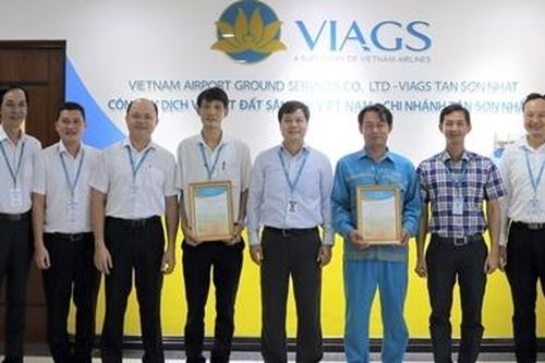 Trả lại hơn 2,4 tỷ đồng tiền mặt cho khách đi máy bay để quên