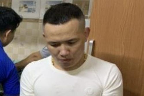 Gần 100 cảnh sát đột kích tụ điểm ma túy có nhiều vũ khí 'nóng'