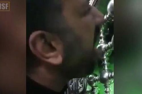 Clip người Iran vẫn giữ thói quen liếm điện thờ bất chấp dịch nCoV bùng phát