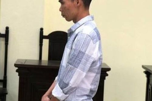 Không cho dùng chung nhà vệ sinh, anh chồng cầm kéo đâm em dâu trọng thương